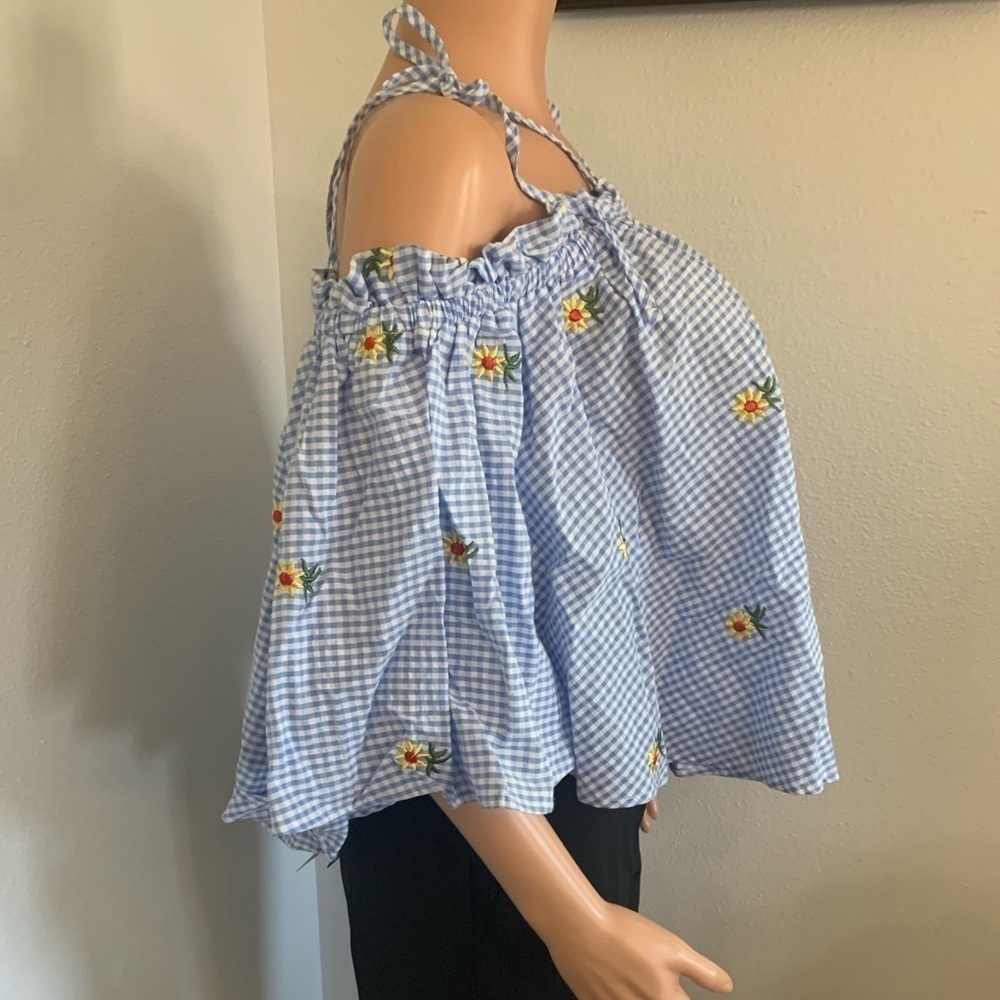 Romeo & Juliet Couture Cold Shoulder Embroidered Ruffle Preppy Blouse - Picture 4 of 9